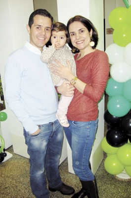 Carlos Eduardo Barcelos - Andrezza  e filha Maria. Em noite de festa